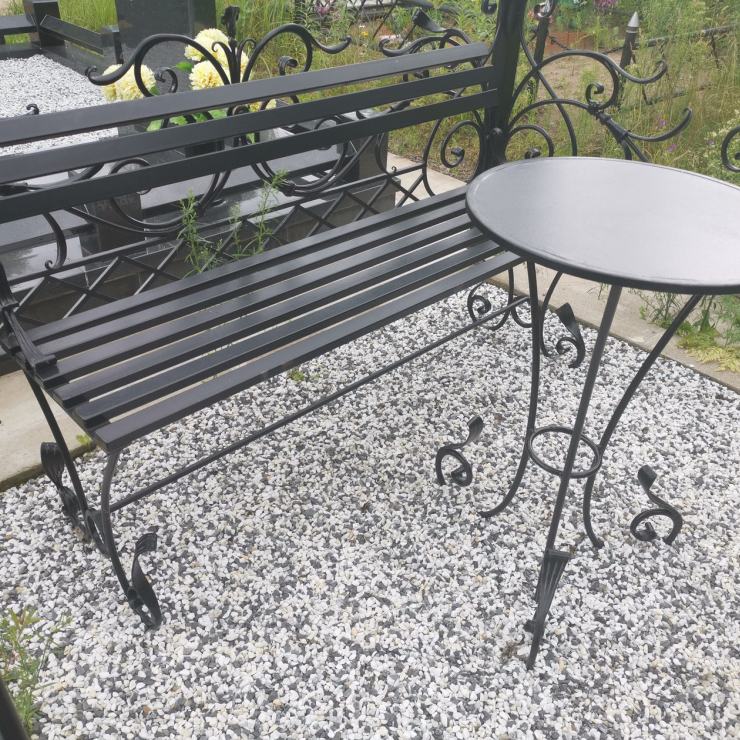 Установка столика и лавочки на кладбище