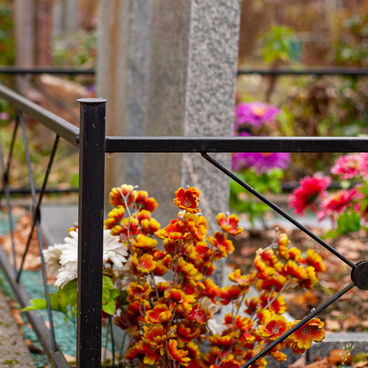 Установка оградок на кладбище